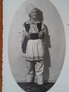 Fotografie tip carte postala, fetita in costum popular romanesc, perioada interbelica
