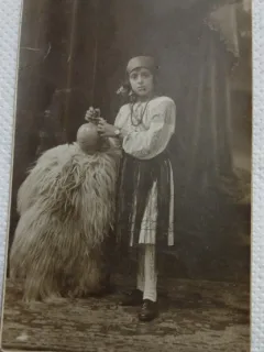Fotografie tip Carte postala, Fetita in costum traditional, tinand in mana o ulcica de lut, perioada interbelica