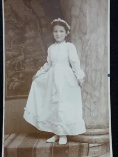 Fotografie tip Carte Postala, Fetita in rochie alba si coronita, perioada interbelica