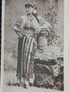Fotografie tip Carte Postala, Frumoasa Romanca in costum popular, perioada interbelica