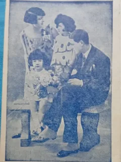Fotografie tip Carte postala, familie, parinti cu doi copii, perioada interbelica