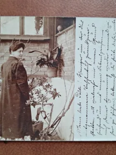 Fotografie tip carte postala, gemeie in gradina, 1907
