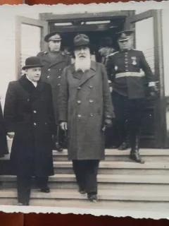 Fotografie tip carte postala, grup de barbati, in centru, cu barba, Nicolae Iorga, perioada interbelica