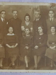 Fotografie tip carte postala, grup de barbati si femei, 1941