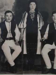 Fotografie tip carte postala, grup de copii in straie populare din zona Ardealului, perioada interbelica