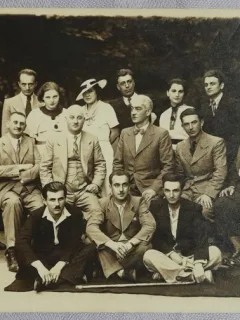 Fotografie tip carte postala, grup de femei si barbati , periopada interbelica