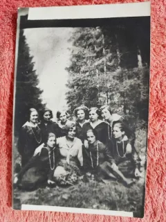 Fotografie tip carte postala, grup de fete in excursie la munte, perioada interbelica