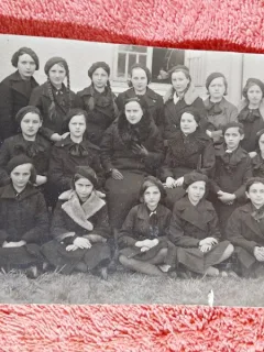Fotografie tip carte postala, grup de fete la internat, 1937