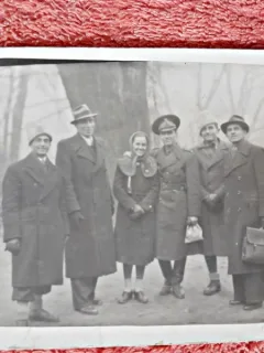Fotografie tip Carte postala, grup de oameni in natura, perioada interbelica