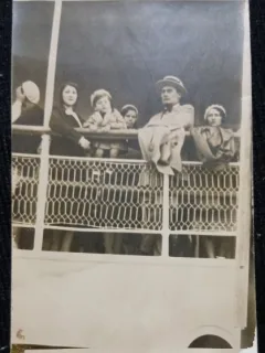 Fotografie tip Carte Postala, Grup de persoane, perioada interbelica