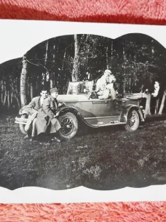Fotografie tip carte postala, grup de prieteni in drum spre Bucuresti, venind de la nunta, 1928