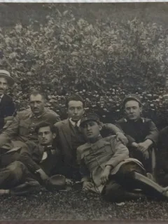 Fotografie tip Carte postala, grup de prieteni in natura, perioada interbelica