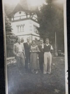 Fotografie tip Carte Postala, Grup de prieteni in vacanta, perioada interbelica