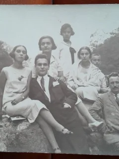 Fotografie tip carte postala, grup de prieteni la munte, 1925