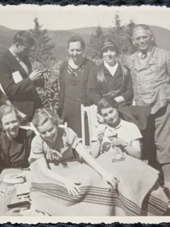 Fotografie tip Carte Postala, Grup de prieteni la munte, perioada interbelica
