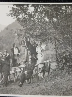 Fotografie tip Carte Postala, Grup de prieteni la picnic, perioada interbelica