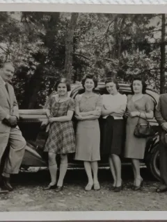 Fotografie tip Carte postala, Grup de prieteni la plimbare cu masina, 1941