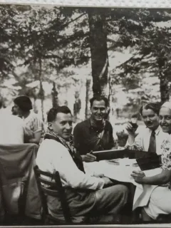 Fotografie tip Carte Postala, Grup de prieteni la terasa, 1938