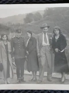 Fotografie tip Carte Postala, Grup de prieteni, perioada interbelica