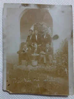 Fotografie tip Carte postala, Grup de prieteni sub o arcada, perioada interbelica
