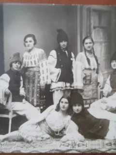 Fotografie tip carte postala, grup de tineri in costume traditionale, 1929