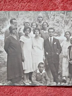 Fotografie tip carte postala, grup la plimbare pe malul raului, 1925