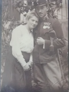 Fotografie tip Carte postala, Infanterist din armata maghiara impreuna cu o tanara, primul razboi mondial
