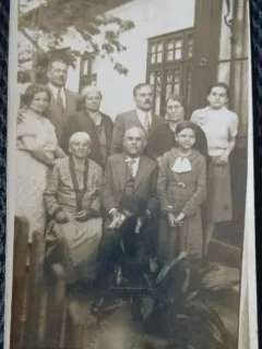 Fotografie tip Carte postala, intalnire de familie, perioada interbelica