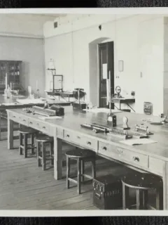 Fotografie tip carte postala, interior de laborator dintr-o scoala din Timisoara, perioada interbelica