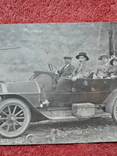 Fotografie tip carte postala, la plimbare cu automobilul, perioada interbelica
