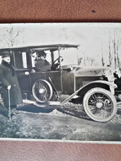 Fotografie tip carte postala, la plimbare cu autoturismul, perioada interbelica