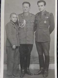 Fotografie tip Carte postala, Locotenent colonel si locotenet din armata regala romana impreuna cu un baiat, perioada celui de-al doilea razboi mondial
