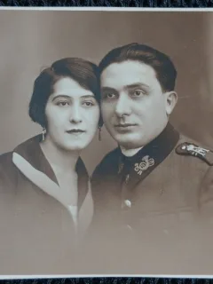 Fotografie tip Carte Postala, Locotenent de vanatori de garda impreuna cu sotia, perioada interbelica