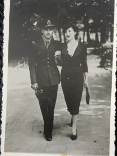 Fotografie tip Carte Postala, Locotenent din armata romana, cu iubita in parc, perioada celui de-al doilea razboi mondial