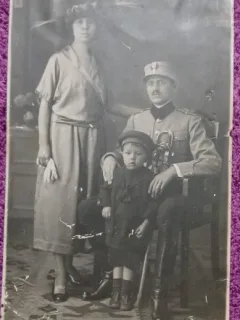 Fotografie tip Carte Postala, Locotenet al armatei romane impreuna cu sotia si baiatul, 1921