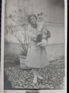 Fotografie tip Carte Postala, Mama cu bebelus in brate, 1929