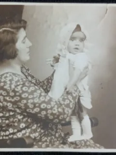 Fotografie tip Carte Postala, Mama cu bebelusul, perioada interbelica