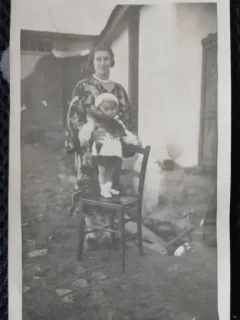 Fotografie tip Carte postala, Mama cu copil, perioada interbelica