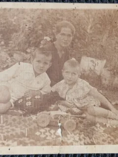 Fotografie tip Carte Postala, Mama cu doi copii, 1930