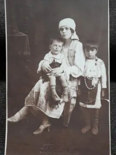 Fotografie tip carte postala, mama cu doi copii, in port popular, perioada interbelica