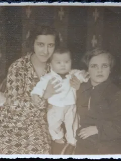 Fotografie, tip Carte Postala, Mama cu fetita si un bebelus, 1937
