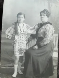 Fotografie tip carte postala, mama cu fiica imbracata in port popular, perioada interbelica