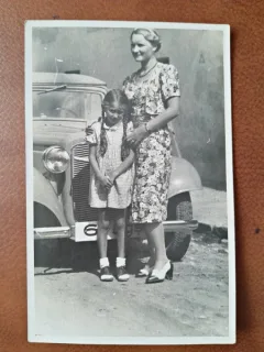 Fotografie tip carte postala, mama cu fiica, perioada interbelica