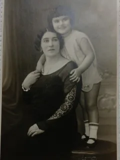 Fotografie tip Carte Postala, Mama cu fiica, perioada interbelica