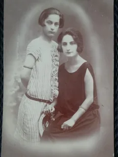 Fotografie tip Carte Postala, Mama si fiica, perioada interbelica