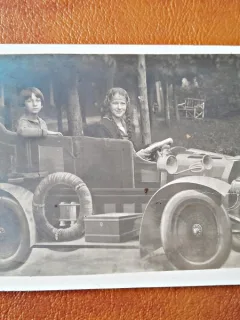 Fotografie tip Carte Postala, Mama si fiu in masina de epoca, perioada interbelica, necirculatas