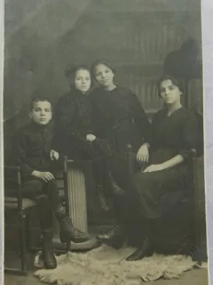 Fotografie tip carte postala, mame cu copii, perioada interbelica