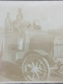 Fotografie tip Carte postala, masina cu militari in primul razboi mondial