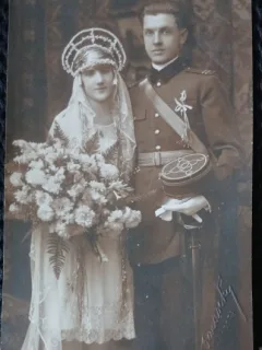 Fotografie tip Carte Postala, Militar cu mireasa sa, perioada interbelica