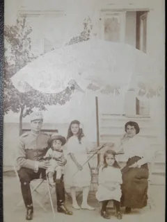 Fotografie tip carte postala, militar cu sotia si copii, inceput de secol XX